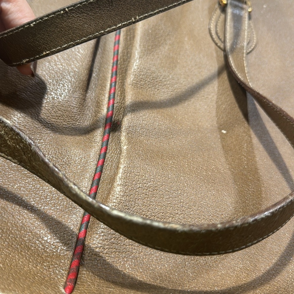 Well loved Gucci leather handbag - Picture 9 of 9